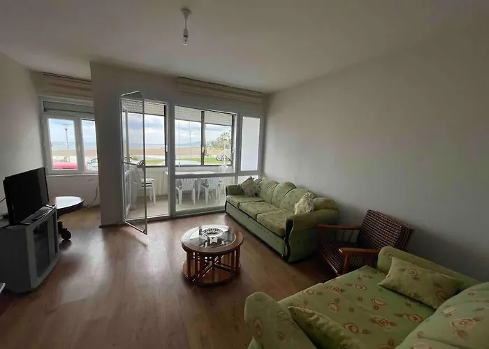 Sahilde Denize Sifir Dikili