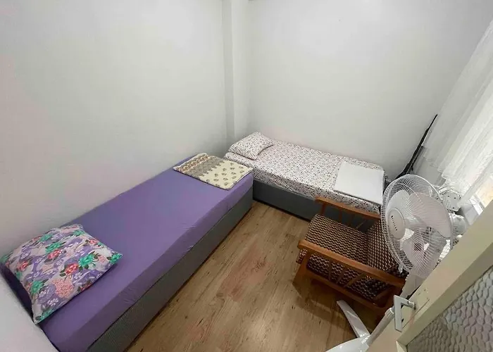 Sahilde Denize Sifir Dikili